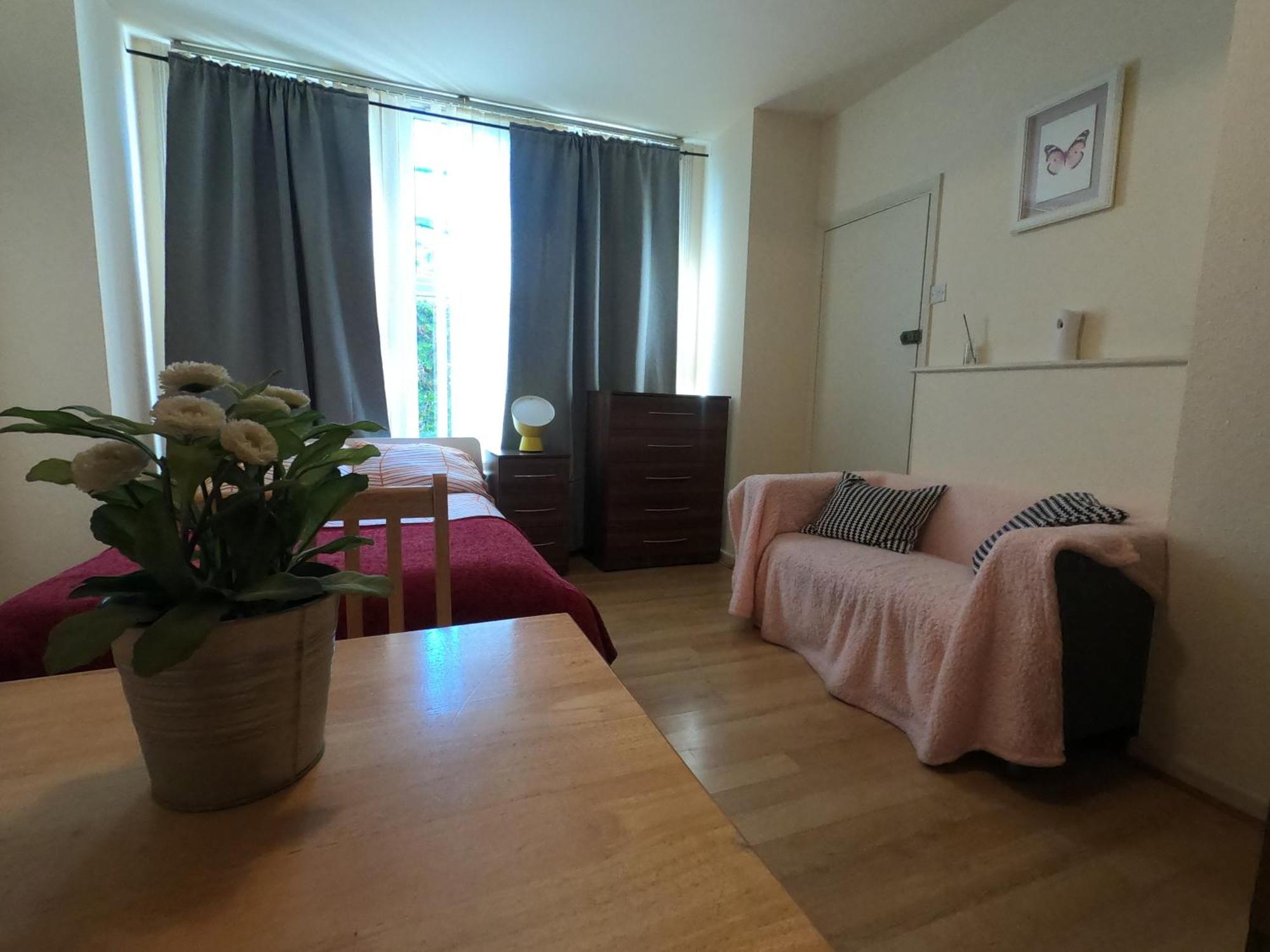 Studio 20 Ash Apartahotel *